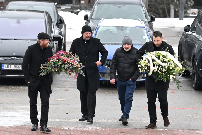 FOTO: Rodina a přátelé se přišli naposledy rozloučit s Pavlem Nečasem. Mezi smutečními hosty nechybí Jakub Voráček. – stránka 2