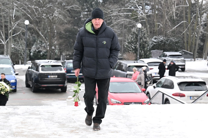 FOTO: Rodina a přátelé se přišli naposledy rozloučit s Pavlem Nečasem. – stránka 102
