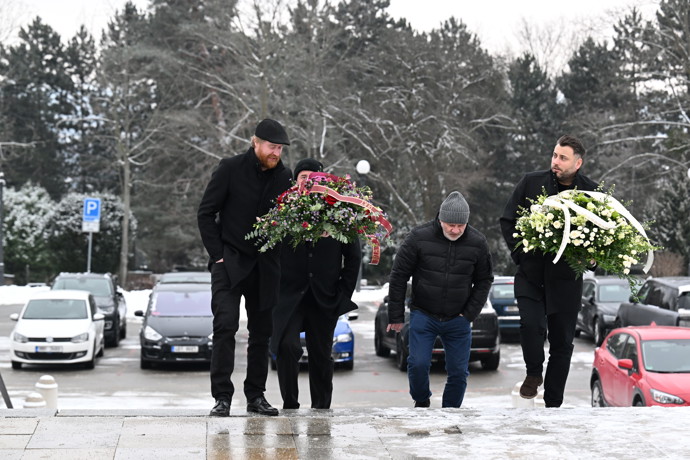 FOTO: Rodina a přátelé se přišli naposledy rozloučit s Pavlem Nečasem. Mezi smutečními hosty nechybí Jakub Voráček. – stránka 1