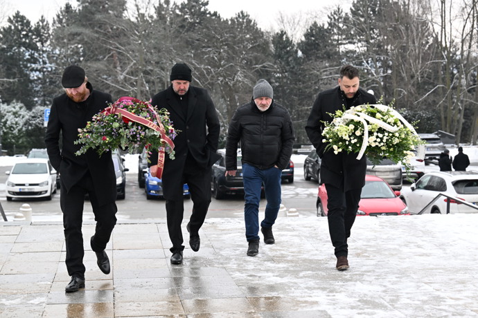 FOTO: Rodina a přátelé se přišli naposledy rozloučit s Pavlem Nečasem.  Mezi smutečními hosty nechybí Jakub Voráček. – stránka 4