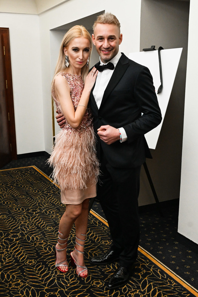 FOTO: Sámer Issa přišel se svou partnerkou. – stránka 17