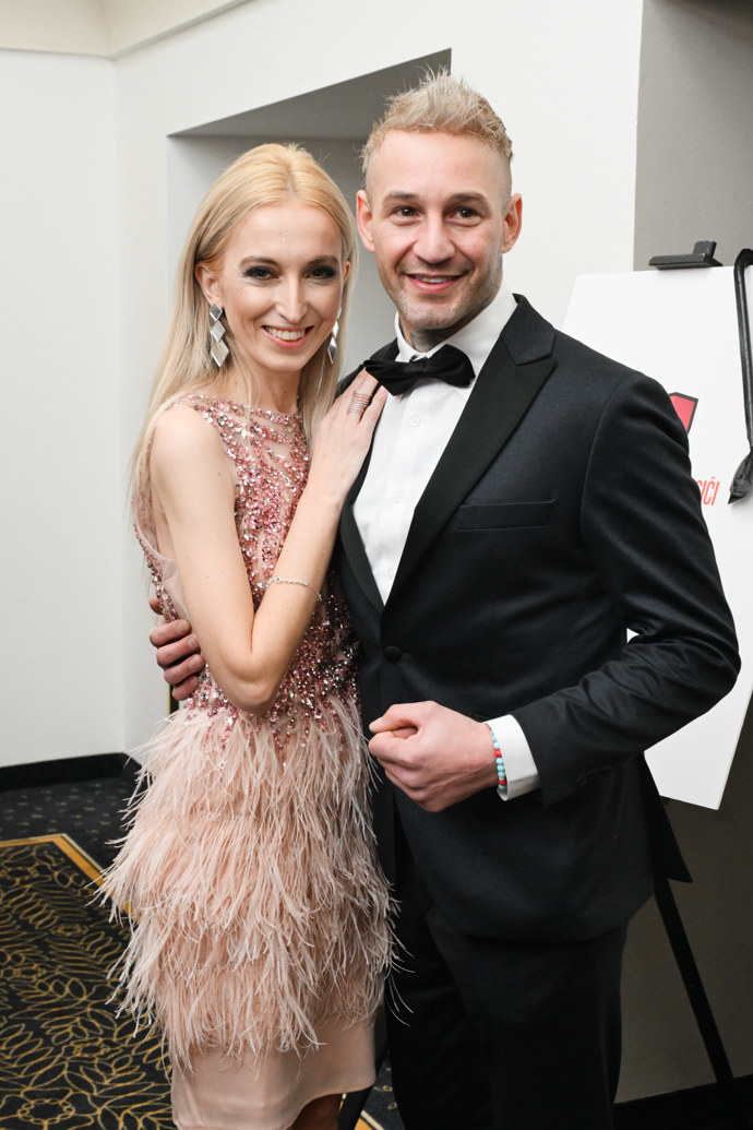 FOTO: Sámer Issa vypadá vedle partnerky šťastně. – stránka 16