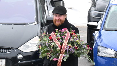 FOTO: Rodina a přátelé se přišli naposledy rozloučit s Pavlem Nečasem.  Mezi smutečními hosty nechybí Jakub Voráček, který přinesl obří kytici.