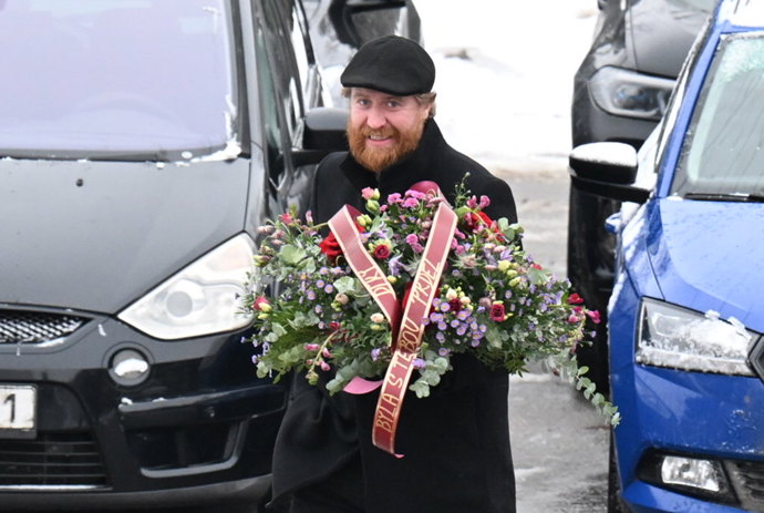 FOTO: Rodina a přátelé se přišli naposledy rozloučit s Pavlem Nečasem.  Mezi smutečními hosty nechybí Jakub Voráček, který přinesl obří kytici. – stránka 3