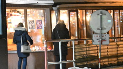 FOTO: Restaurace měla na oknech vyvěšené fotky Pavla Nečase.