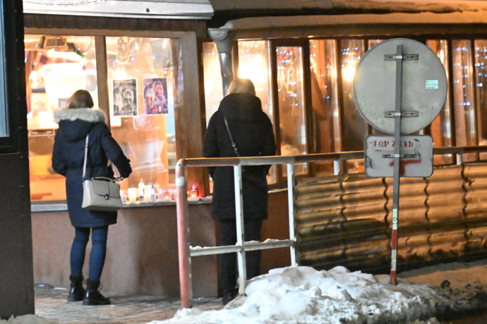 FOTO: Restaurace měla na oknech vyvěšené fotky Pavla Nečase. – stránka 25