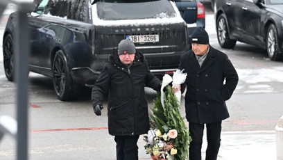 FOTO: Rodina a přátelé se přišli naposledy rozloučit s Pavlem Nečasem.