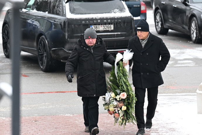 FOTO: Rodina a přátelé se přišli naposledy rozloučit s Pavlem Nečasem. – stránka 104