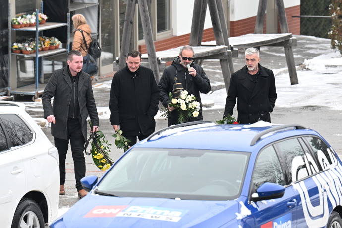 FOTO: Vladimír Šmicer s Matoušem Rajmontem přišli dát Nečasovi poslední sbohem. – stránka 5