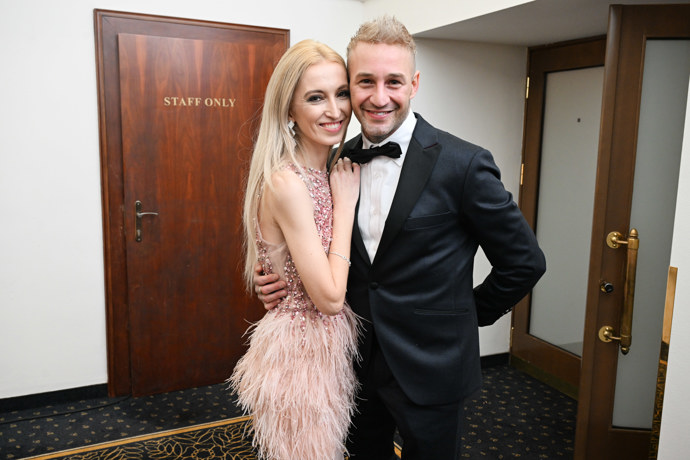 FOTO: Lucie se Sámerem dorazili na ples. – stránka 7