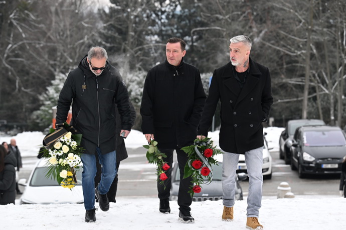 FOTO: Vladimír Šmicer s Matoušem Rajmontem nesou růže. – stránka 2