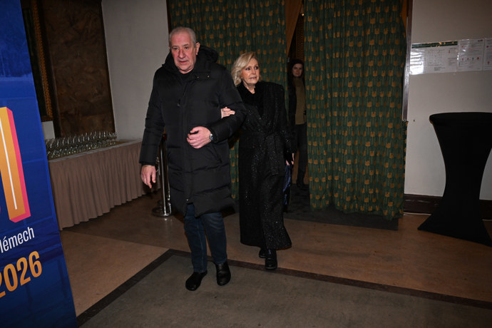 FOTO: Helena Vondráčková se svým manželem Martinem Michalem. – stránka 22