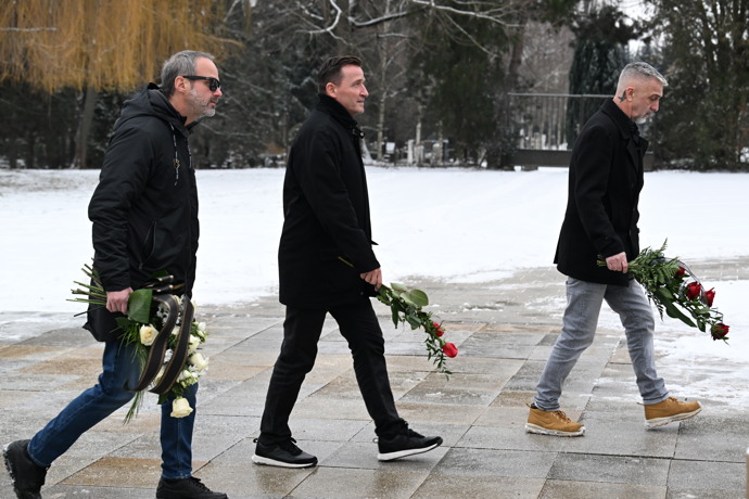 FOTO: Rodina a přátelé se v Brně loučí s hercem Pavlem Nečasem. Vladimír Šmicer dorazil spolu s Matoušem Rajmontem. – stránka 1