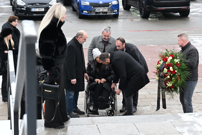 FOTO: Rodina a přátelé se v Brně loučí s hercem Pavlem Nečasem. – stránka 84