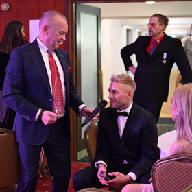 Nechal mluvit i Sámera.