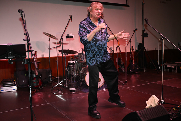 FOTO: Stanislav Hložek během vystoupení. – stránka 1