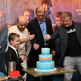 Tomáš Jeřábek a ostatní herci z filmu.