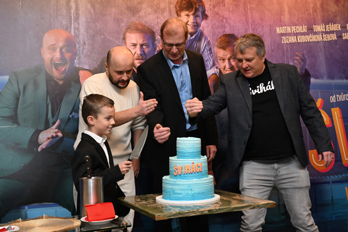FOTO: Tomáš Jeřábek a ostatní herci z filmu. – stránka 54