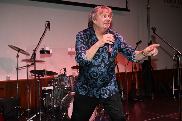 FOTO: Stanislav Hložek zazpíval na plese.