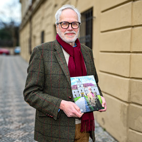 František Kinský s novou knihou.