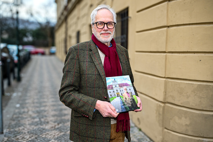 FOTO: František Kinský s novou knihou. – stránka 7