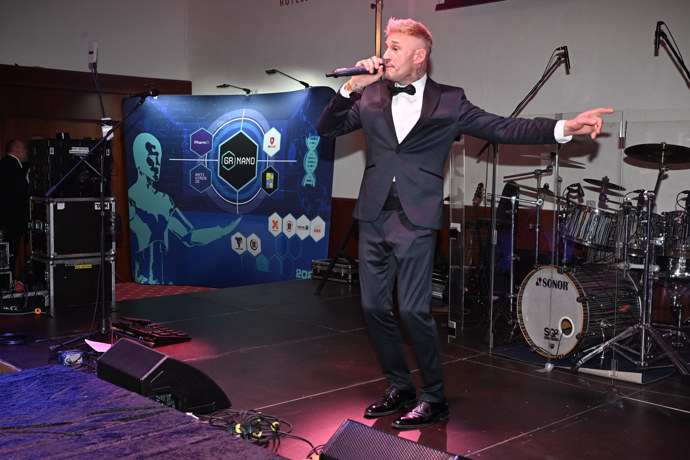 FOTO: Sámer Issa zazpíval. – stránka 18