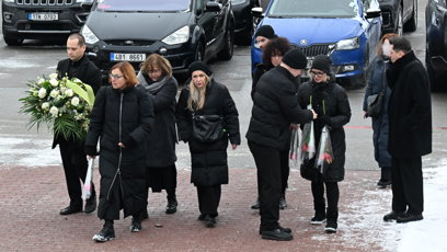 FOTO: Rodina a přátelé přišli dát sbohem Pavlu Nečasovi.
