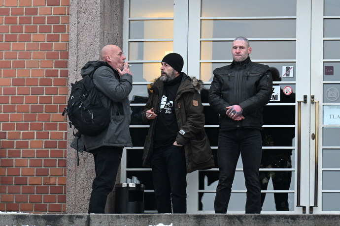 FOTO: U krematoria stojí ochranka. – stránka 61