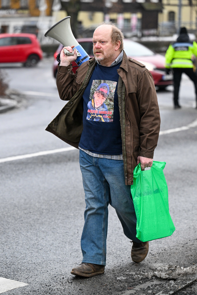 FOTO: David Novotný během demonstrace. – stránka 17