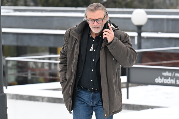 FOTO: Roman Štolpa přišel dát sbohem Pavlu Nečasovi. – stránka 1