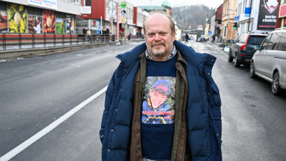 FOTO: Táta je šestidílný seriál inspirovaný skutečným příběhem stárnoucího otce, který po vraždě svého syna hledá spravedlnost.