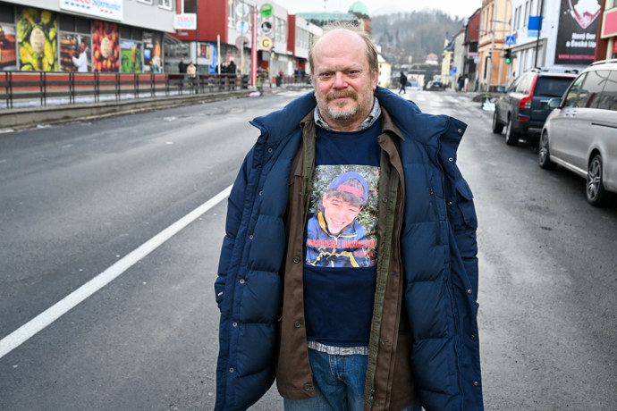 FOTO: Táta je šestidílný seriál inspirovaný skutečným příběhem stárnoucího otce, který po vraždě svého syna hledá spravedlnost. – stránka 15