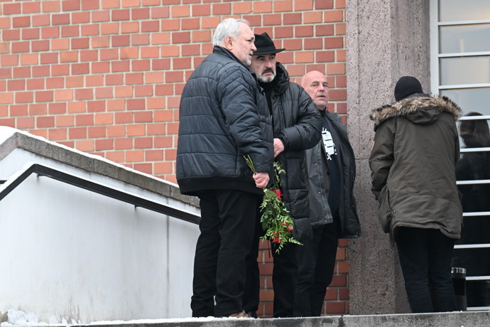 FOTO: Václav Svoboda donesl kolegovi rudou růži. – stránka 56