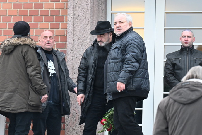 FOTO: Václav Svoboda donesl kolegovi rudou růži. – stránka 55