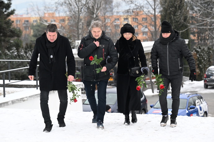 FOTO: Jaromír Bosák přišel dát sbohem Pavlu Nečasovi. – stránka 54
