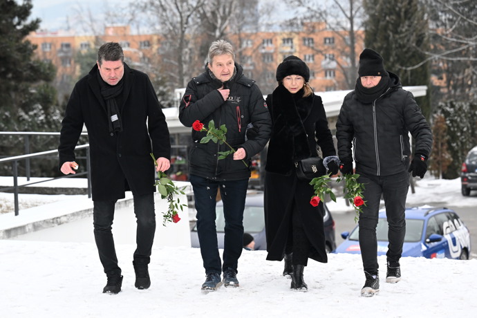 FOTO: Jaromír Bosák přišel dát sbohem Pavlu Nečasovi. – stránka 53
