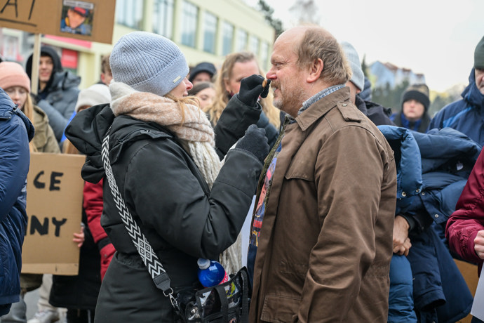 FOTO: David Novotný během natáčení. – stránka 14