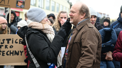 FOTO: David Novotný v rukou maskérky.