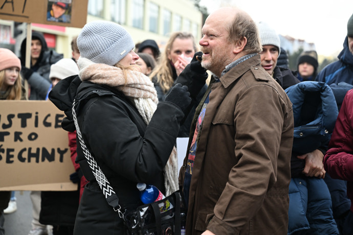 FOTO: David Novotný v rukou maskérky. – stránka 12