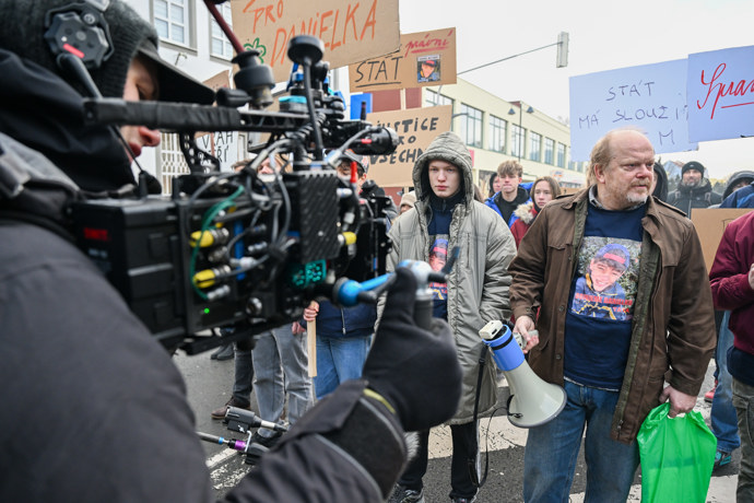 FOTO: David Novotný při natáčení. – stránka 11