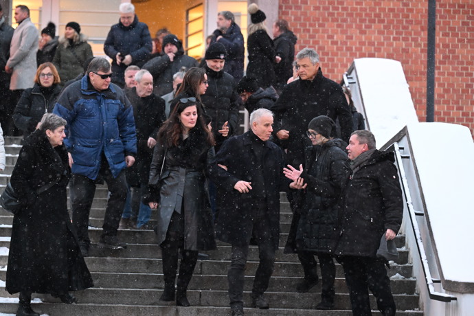 FOTO: Lukáš Vaculík odcházel z pohřbu po boku své ženy Lucii. – stránka 6