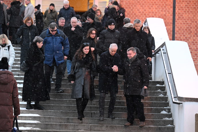 FOTO: Lukáš Vaculík odcházel z pohřbu po boku své ženy Lucii. – stránka 5