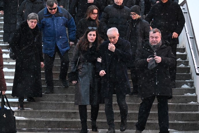 FOTO: Lukáš Vaculík s manželkou Luciou na posledním rozloučení s hercem Pavlem Nečasem. – stránka 4