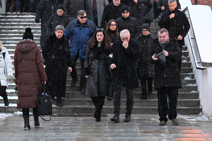 FOTO: Lukáš Vaculík měl během pohřbu oporu ve své ženě Lucii. – stránka 3