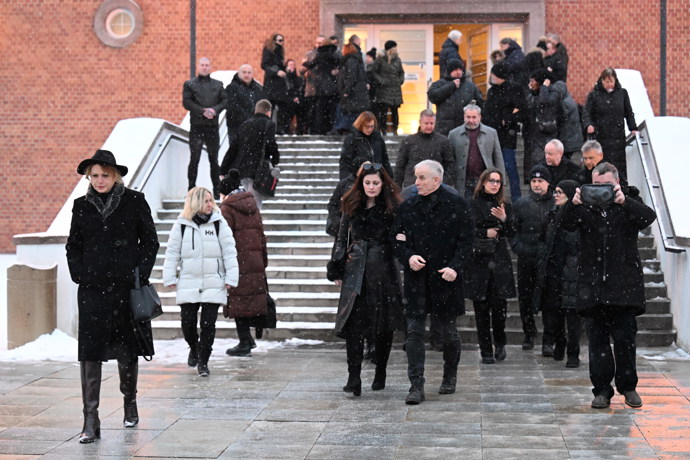 FOTO: Lukáš Vaculík měl během pohřbu oporu ve své ženě Lucii. – stránka 2