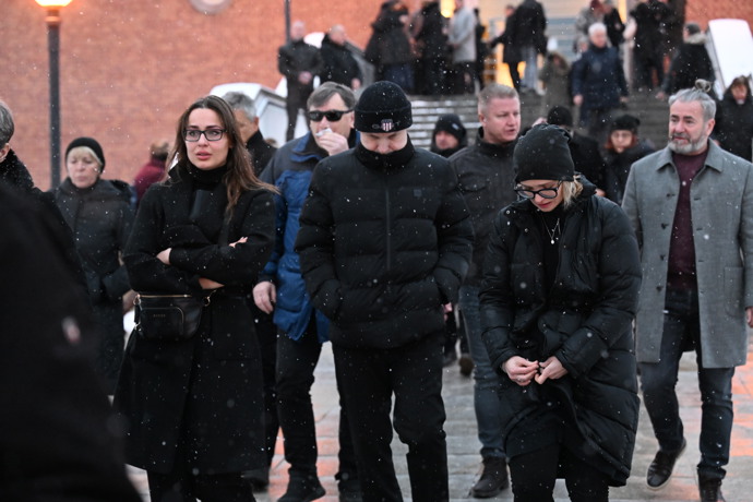 FOTO: Kristýna Kociánová na posledním rozloučení s hercem Pavlem Nečasem. – stránka 37