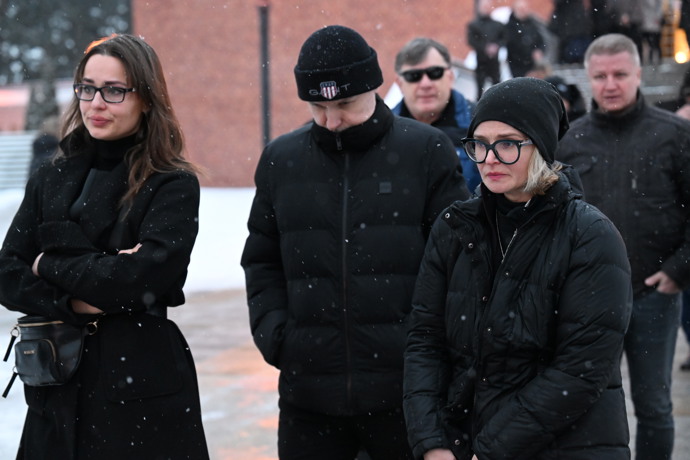 FOTO: Kristýna Kociánová na posledním rozloučení s hercem Pavlem Nečasem. – stránka 35