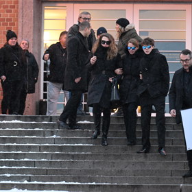 Hercova bývalá partnerka Zuzana Vejvodová odcházela z krematoria spolu se synem Jonášem mezi posledními. Oči jim kryly sluneční brýle.