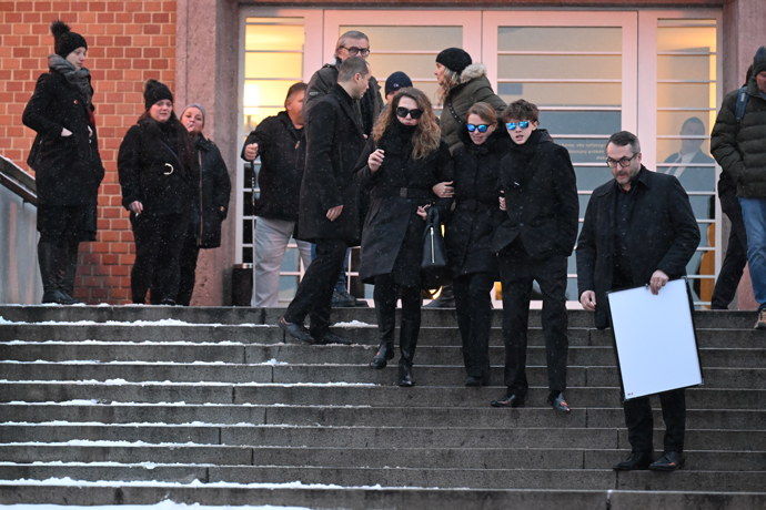 FOTO: Hercova bývalá partnerka Zuzana Vejvodová odcházela z krematoria spolu se synem Jonášem mezi posledními. Oči jim kryly sluneční brýle. – stránka 32