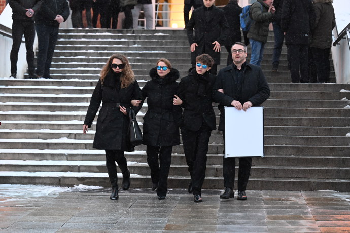 FOTO: Hercova bývalá partnerka Zuzana Vejvodová odcházela z krematoria spolu se synem Jonášem mezi posledními. Oči jim kryly sluneční brýle. – stránka 30